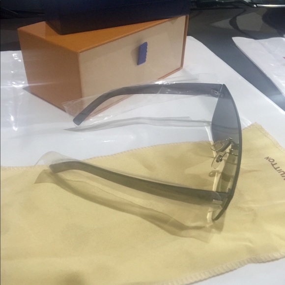 Authentic LOUIS VUITTON- SUPREME Sunglass! - Picture 5 of 6